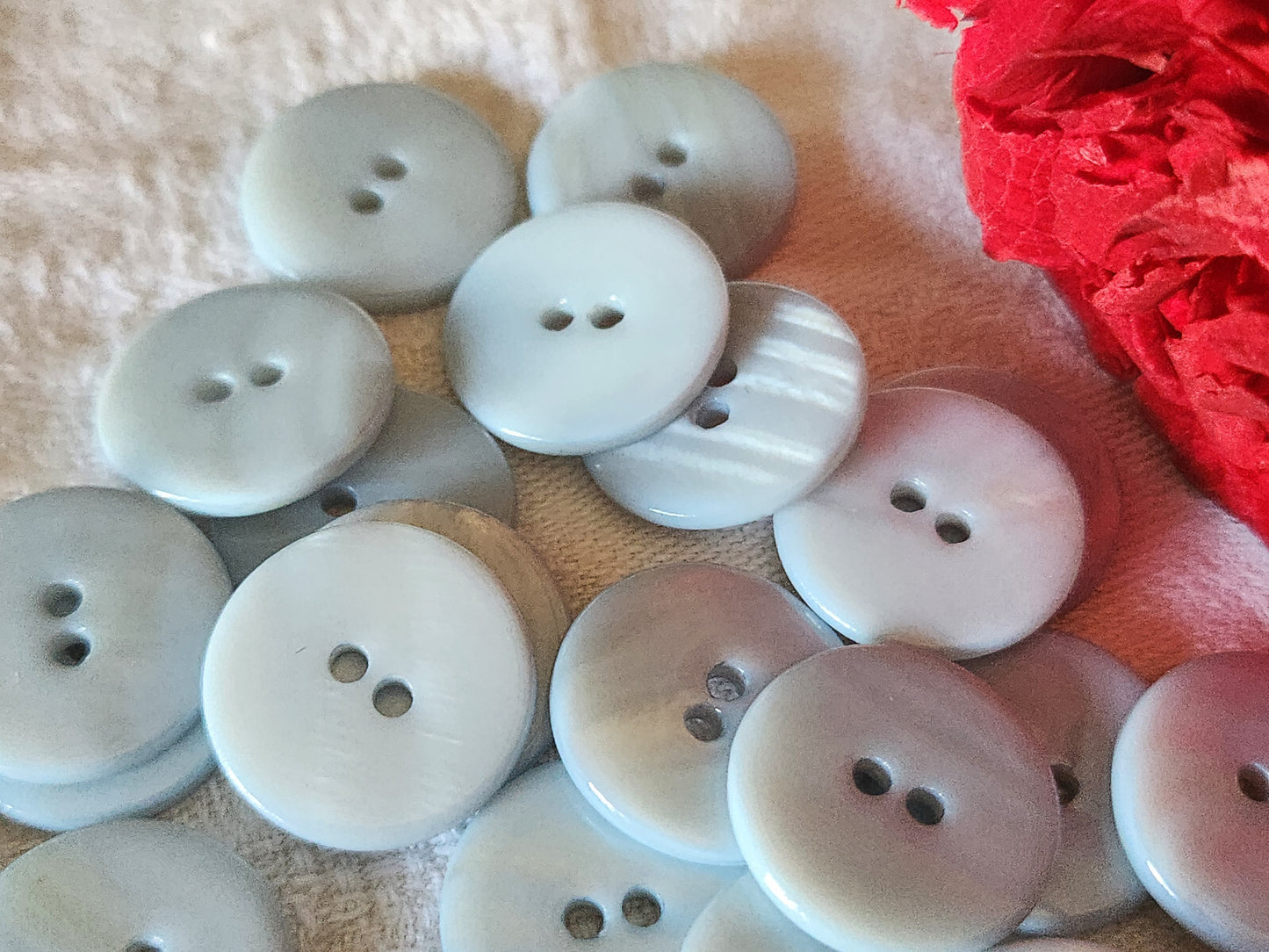 Lot 12 boutons vintage en nacre bleu ciel  à trous 1,8 cm ref 6000