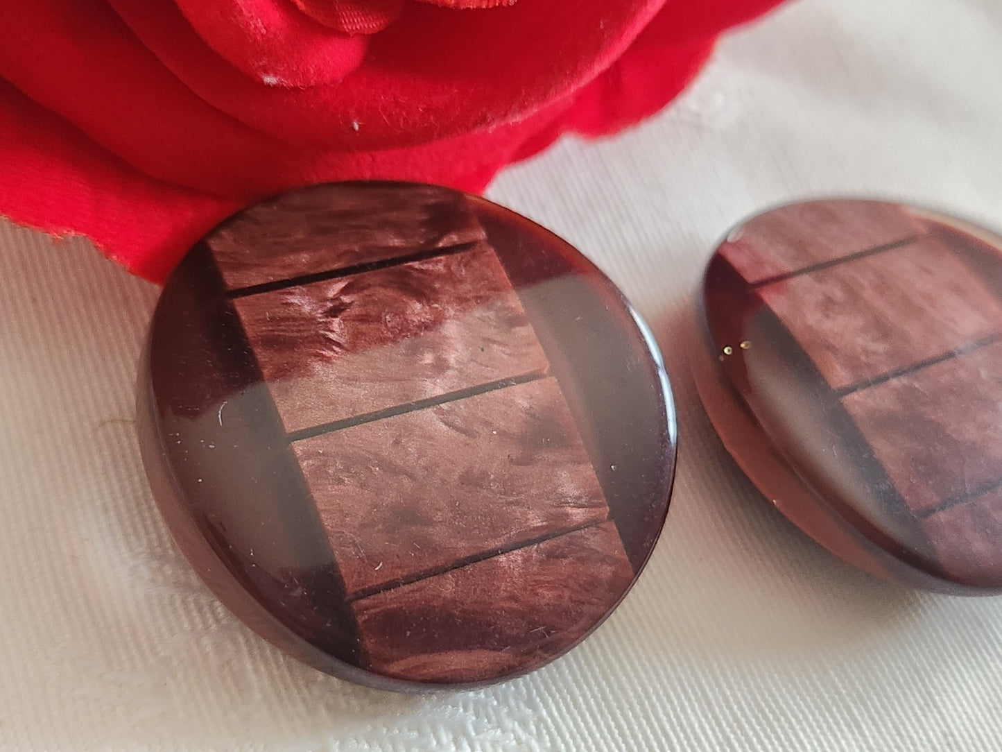 duo gros boutons vintage inclusion lie de vin e pied  3,3 cm ref 6377
