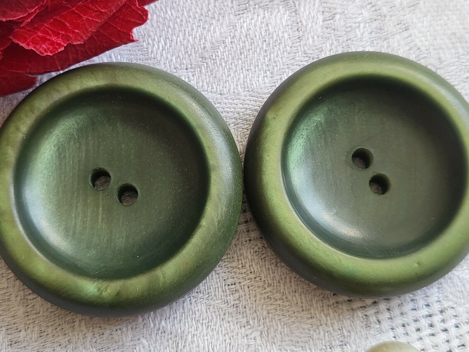 Duo gros et épais boutons vintage vert incurvé  3,6 cm ref 5819