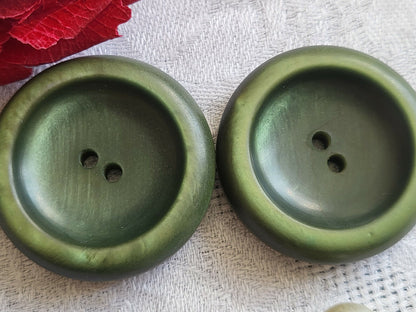 Duo gros et épais boutons vintage vert incurvé  3,6 cm ref 5819