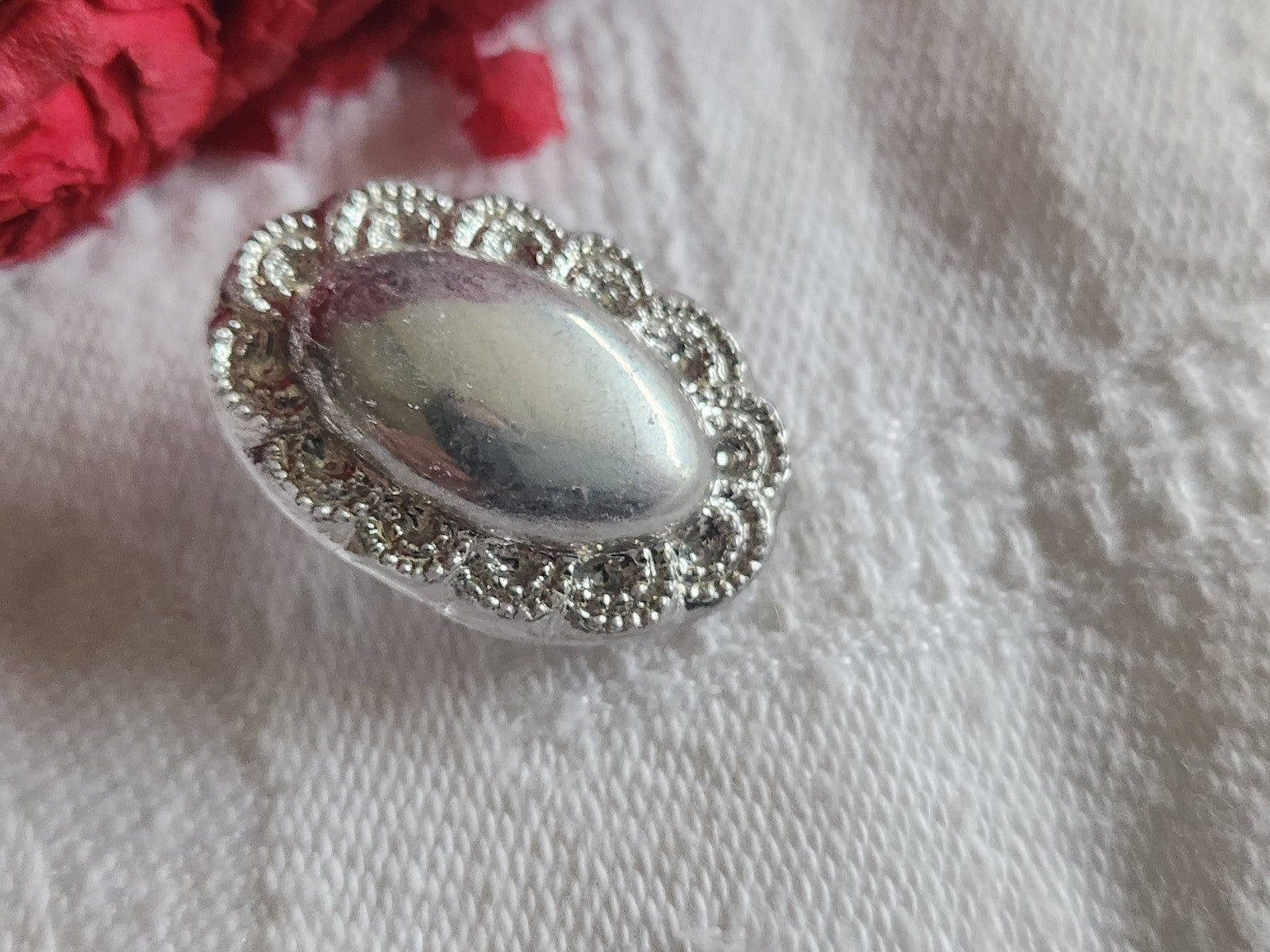 Bouton vintage en verre argenté ovale 1,6 sur 2,3 cm G7R