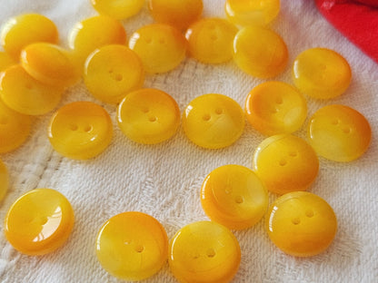 Lot 27 petits boutons vintage camaïeu jaune orange  à trous  1,1 cm ref 5972