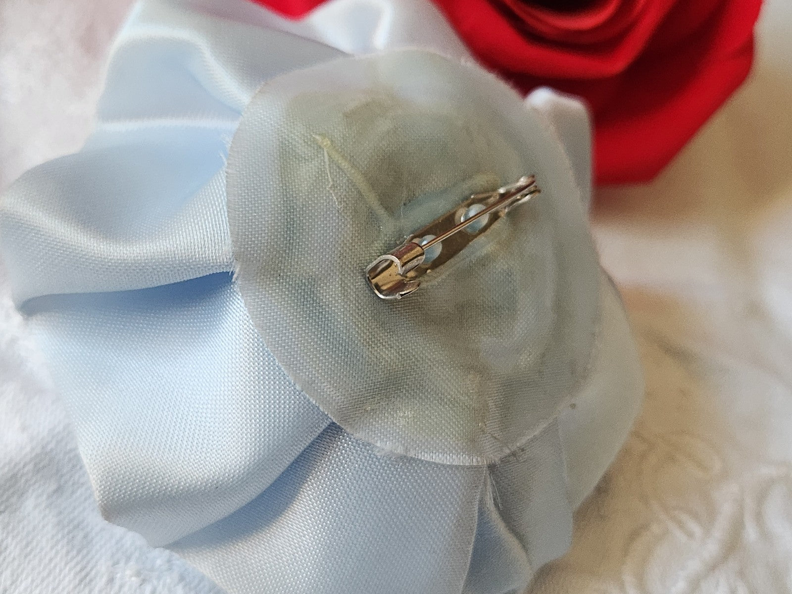 Grosse fleur ancienne bleu  rayonne  montée en broche modiste T0-19