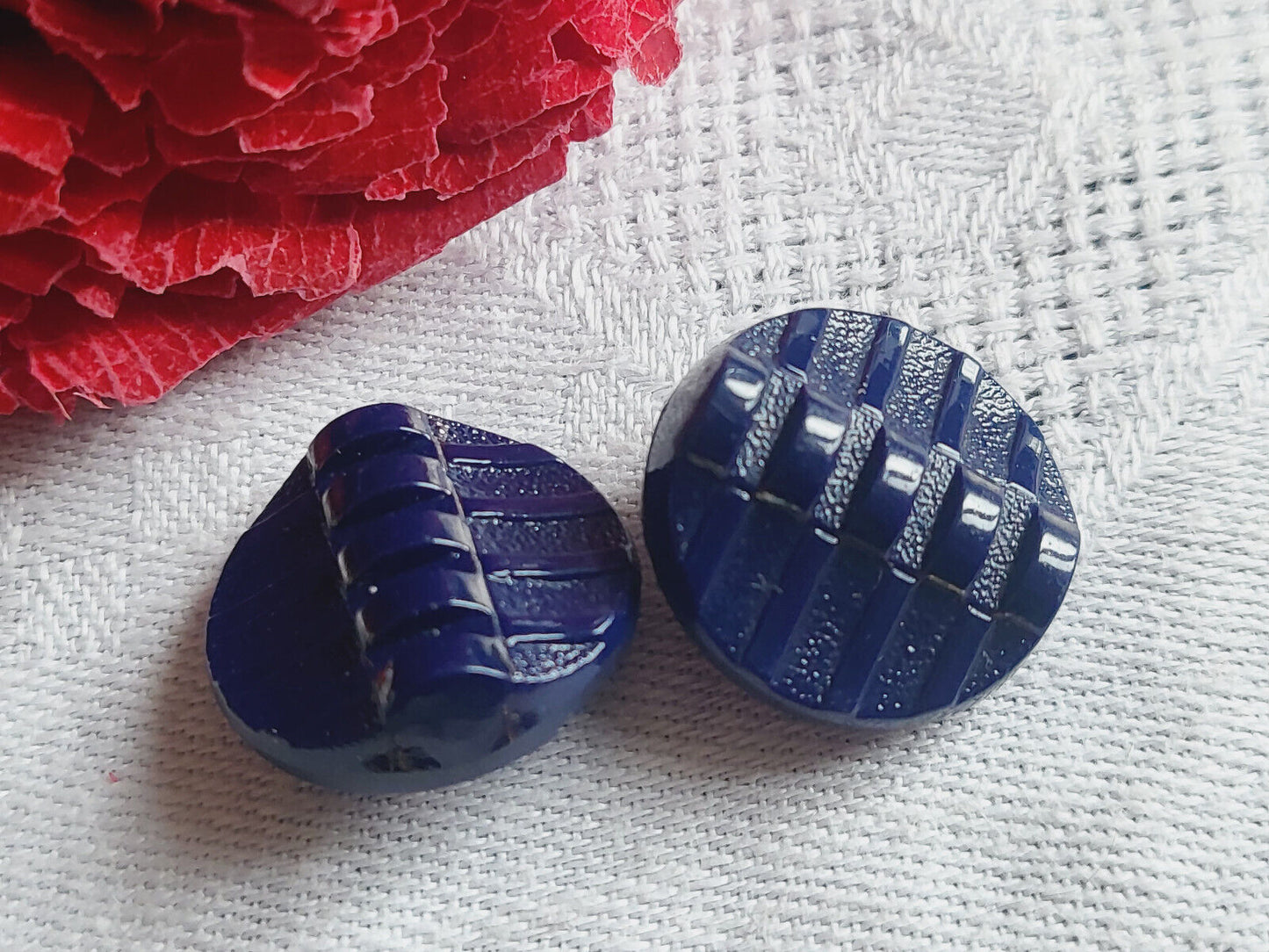 Duo boutons anciens en verre bleu foncé  diamètre: 1,7 cm G10A