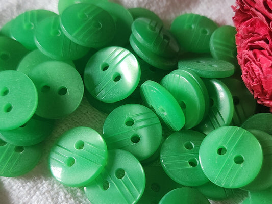 Lot 26 petits boutons vintage vert lumineux strié 1,3 cm ref 5061