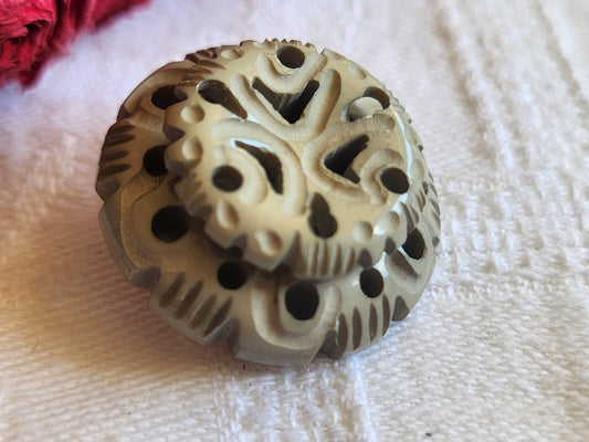 Gros bouton ancien collection gris sculpté joli ajouré motif 2,6 cm ref 714
