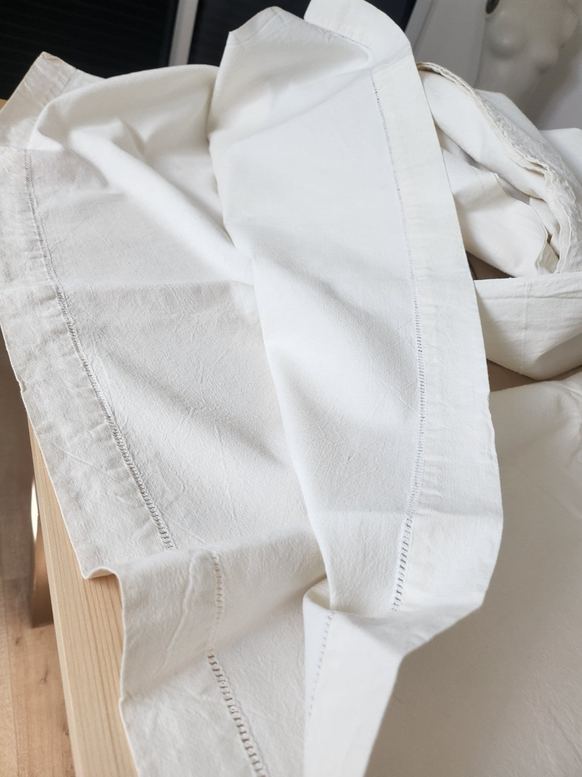 Ancien drap petit monogramme HK jour tiré B5