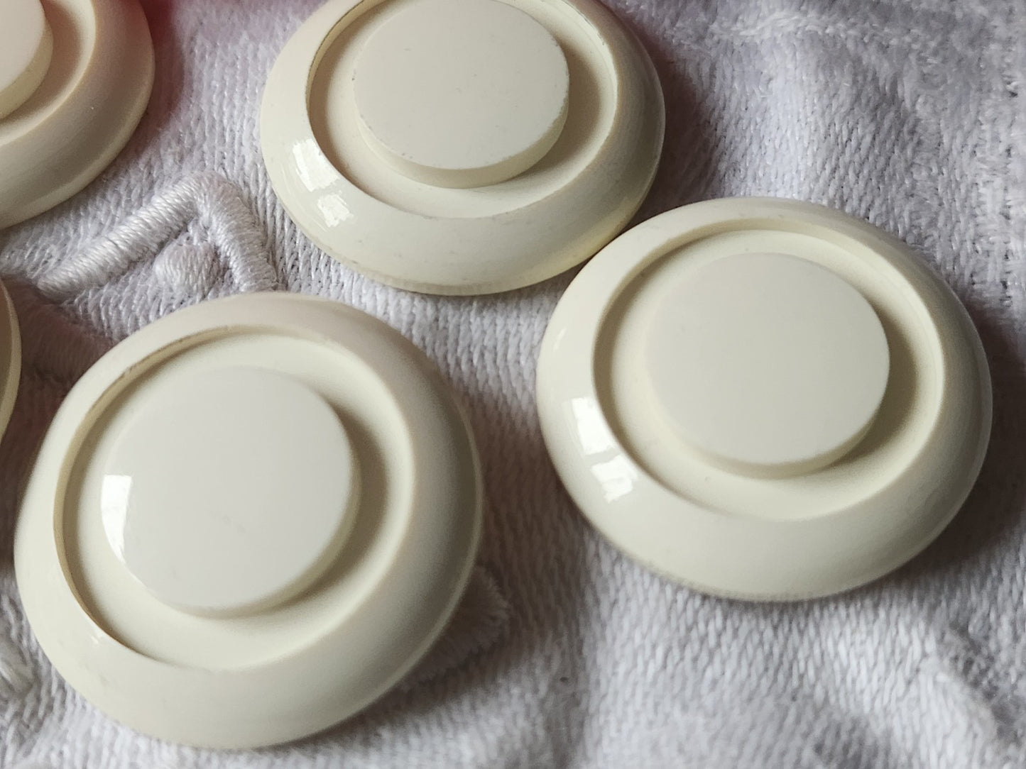 Lot 5 boutons vintage  créme lumineux travaillé à pied 2,7 cm ref 458