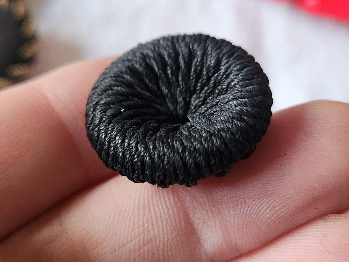 Bouton ancien en passementerie noir joli creusé 2,4 cm D12G
