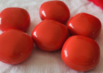 Lot 6 volumineux boutons rouge à pied 2,4 cm lourd superbe ref 5983 **