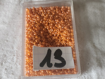 Lot environ 18  grammes de perles rocaille orange satiné n°13
