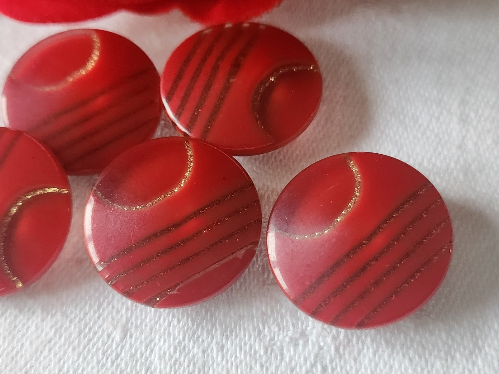 Lot 5 boutons vintage rouge inclusion doré pied 2 cm ref 892
