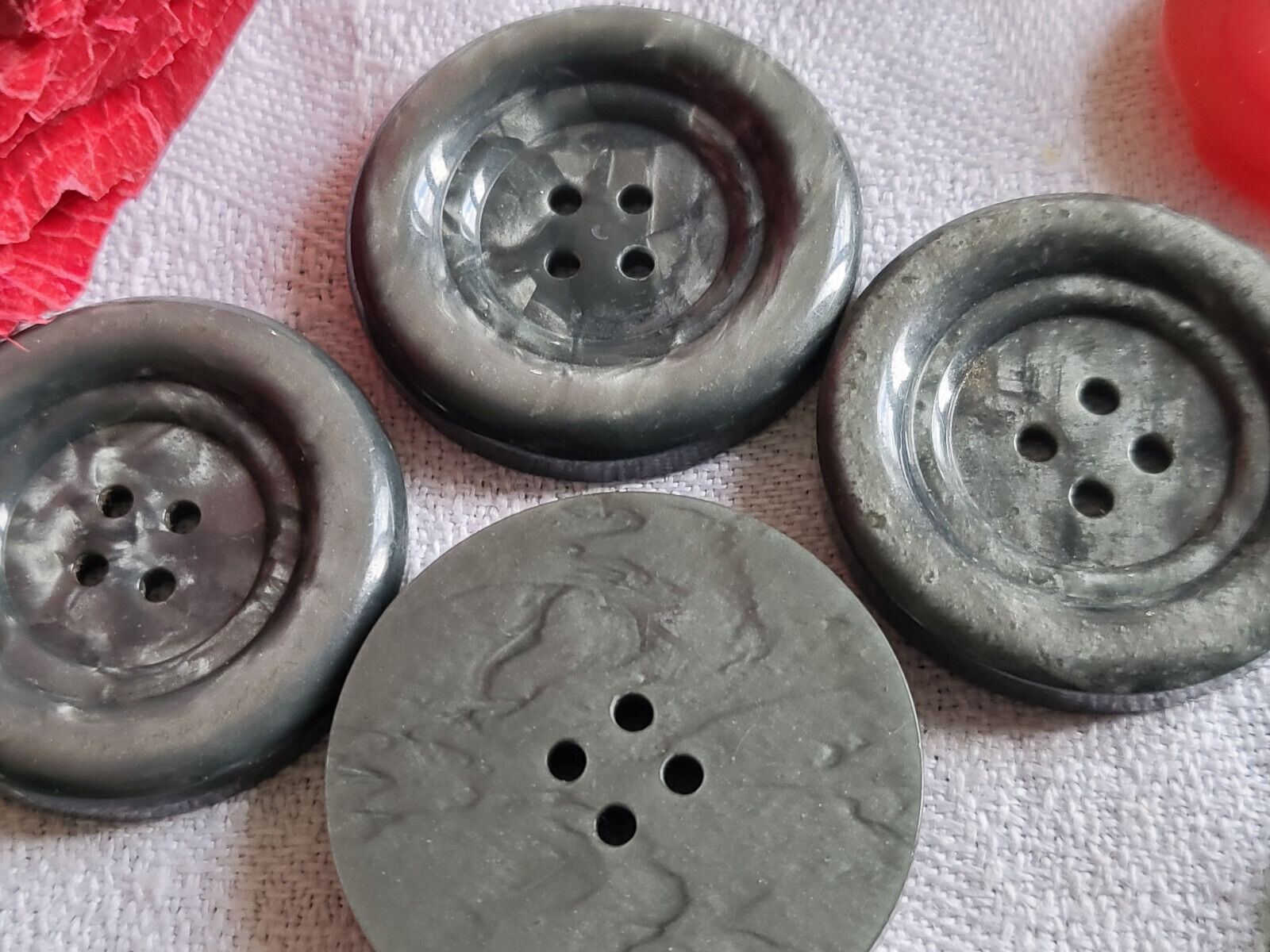 Lot 4 gros boutons anciens gris chiné  4 trous  2,6 cm ref 2809