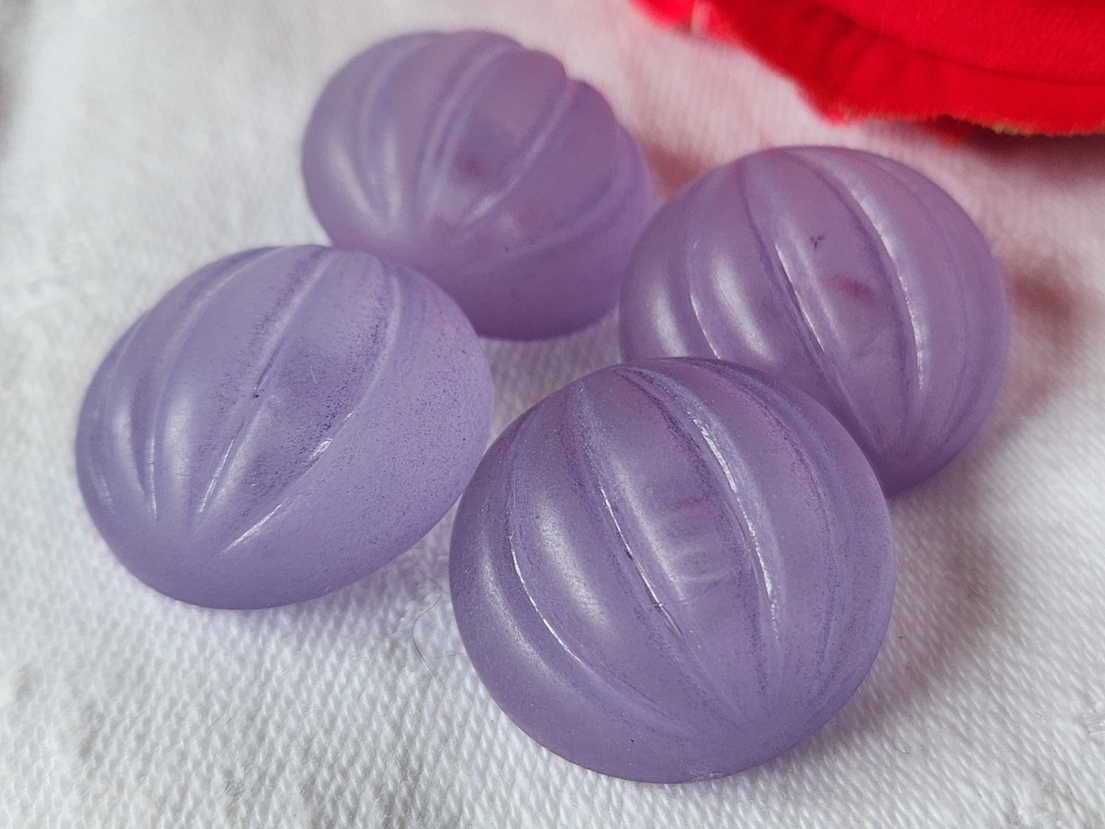 Lot 4 gros boutons vintage violet bord mat bombé pied 2,3 cm ref 3556