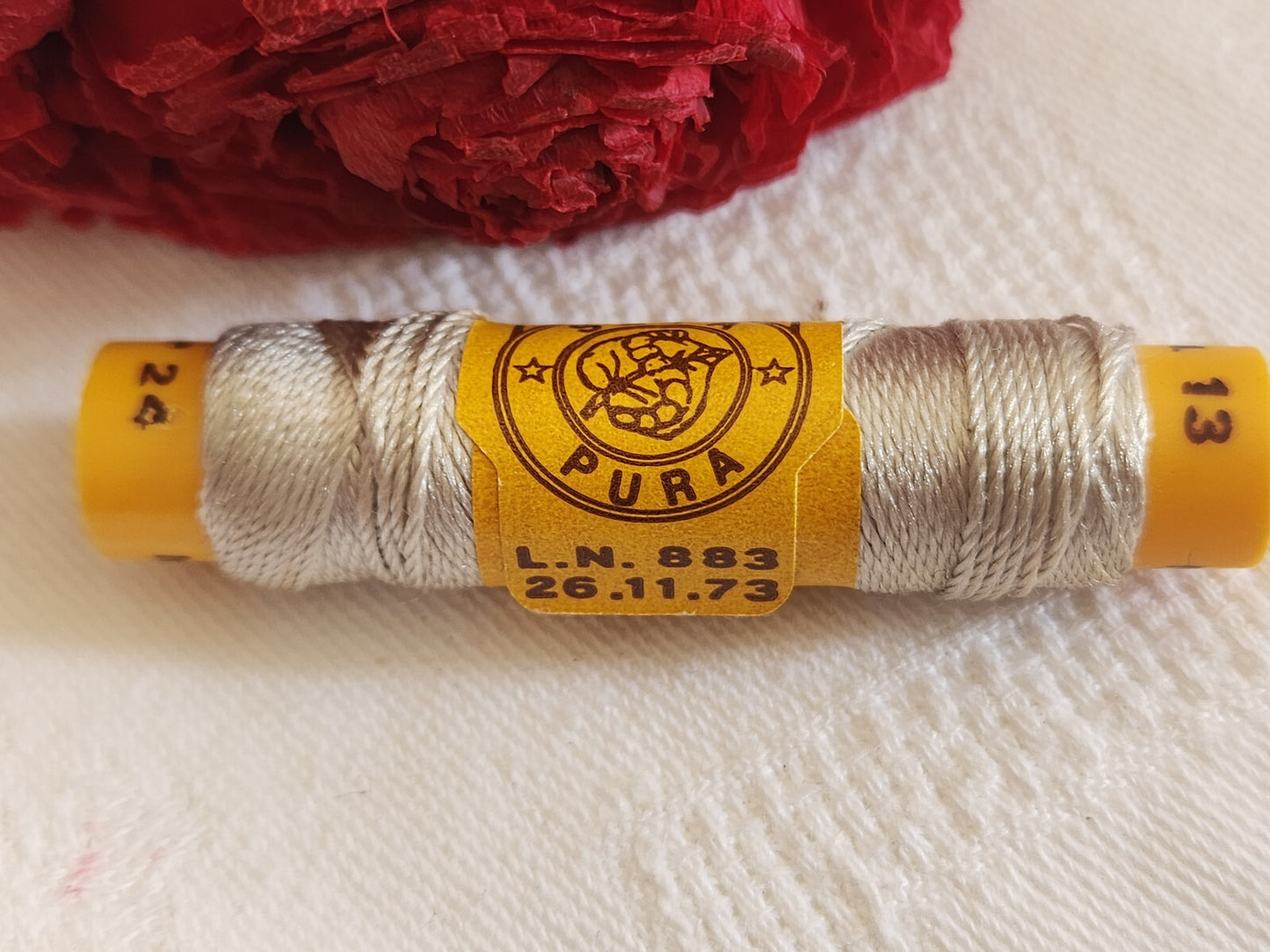 Bobine ancienne pur fil de soie vintage  gris trés clair broderie n°216 T5