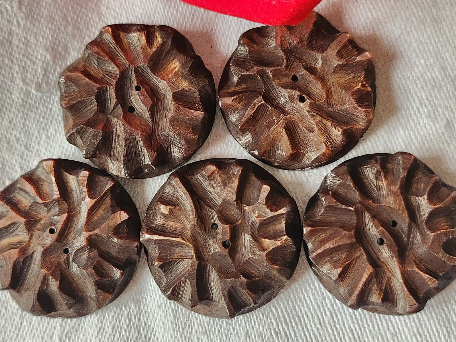 Lot 5 gros boutons anciens en nacre marron sculpté ciselé 2,8 cm ref 1618