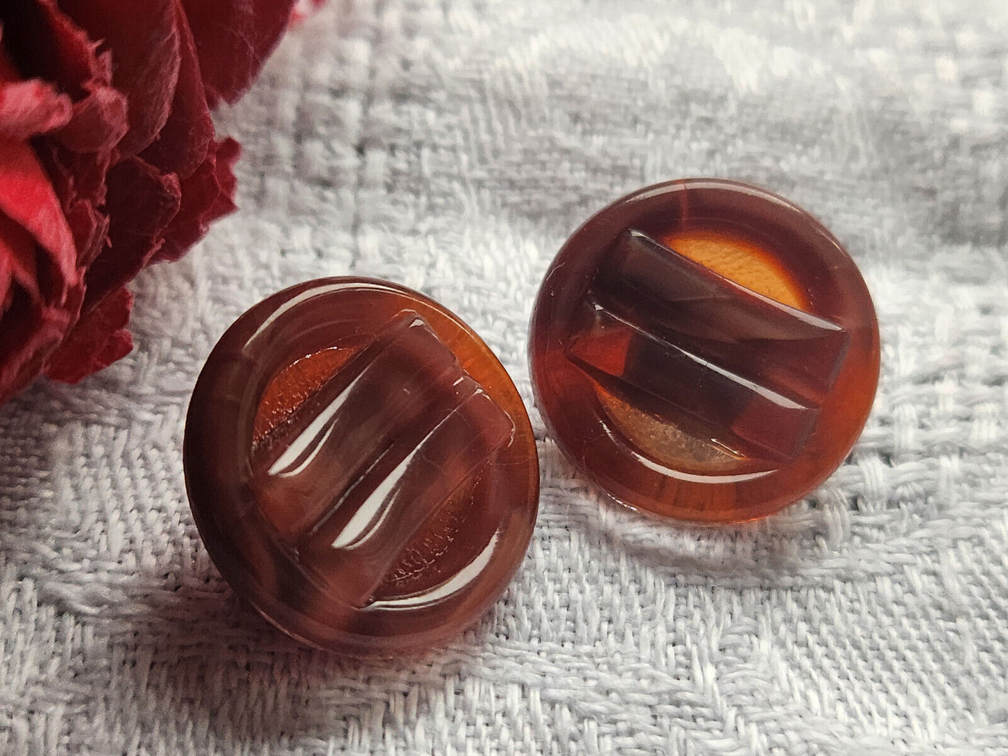 Duo boutons anciens en verre marron laiteux 1,8 cm à pied motif creusé D14D