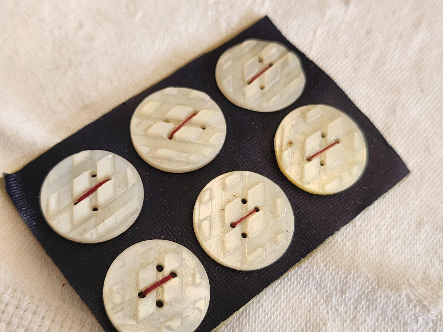Rare petite plaque boutons anciens en nacre  1,7 cm  lot de 6 n°3C