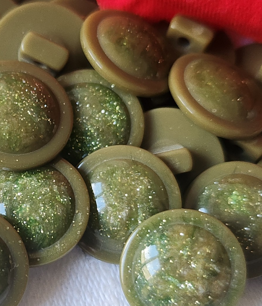 Lot 18 boutons vintage vert inclusion pied 1,4 cm ref 2768