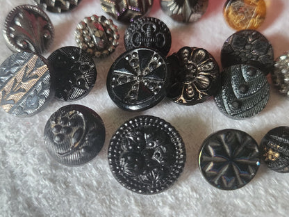 Lot 18 mini boutons anciens en verre vers 1900 collection 0,9 à 1,4 cm ref 682