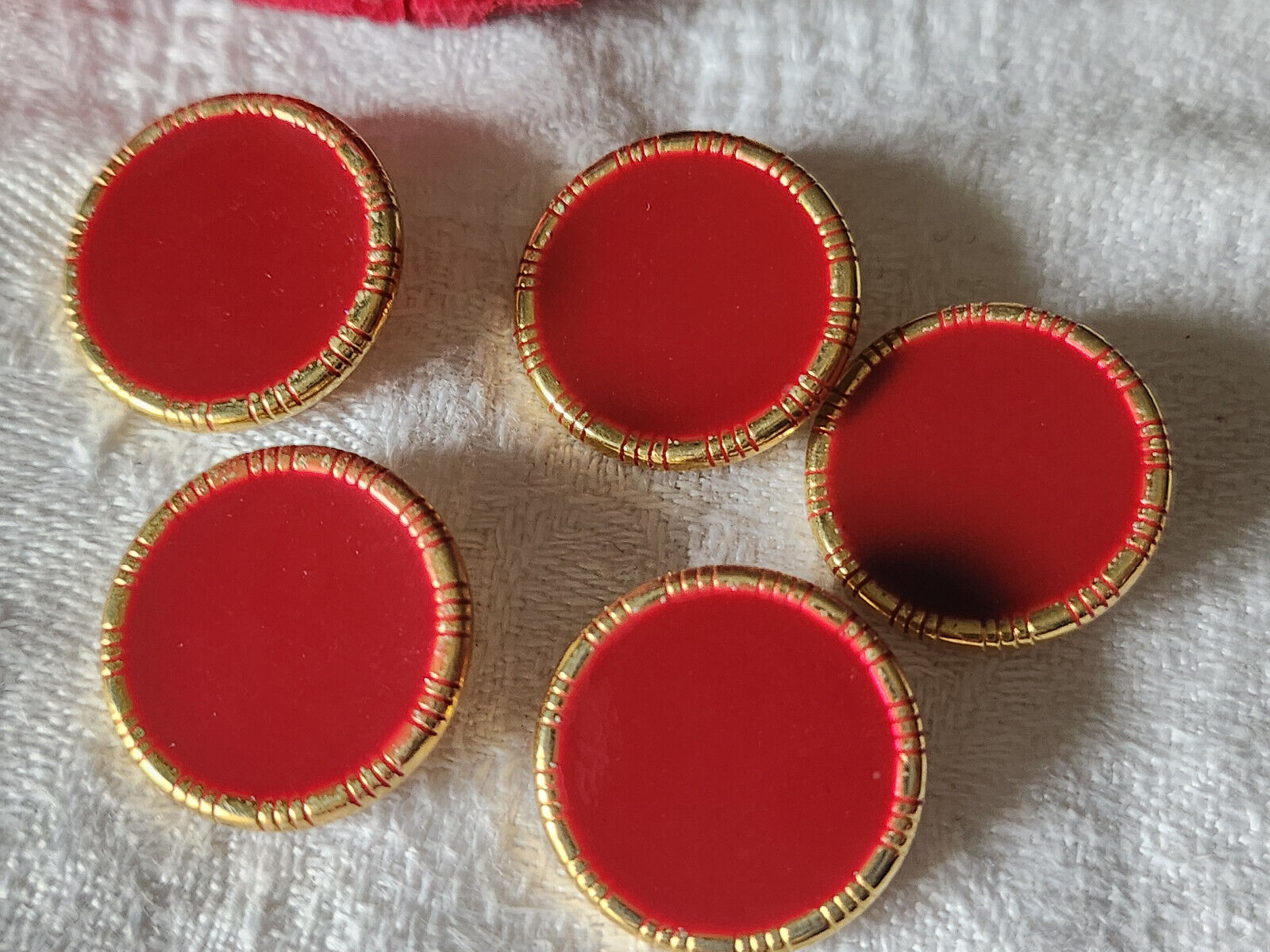 Lot 5 boutons vintage en métal doré rouge à pied  2 cm ref 2817