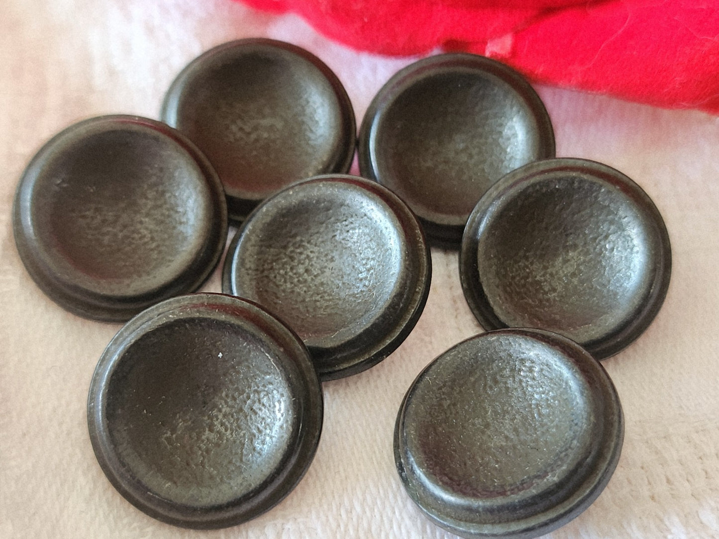 Lot 7 boutons vintage en métal en foncé à pied 1,7 cm ref 3848