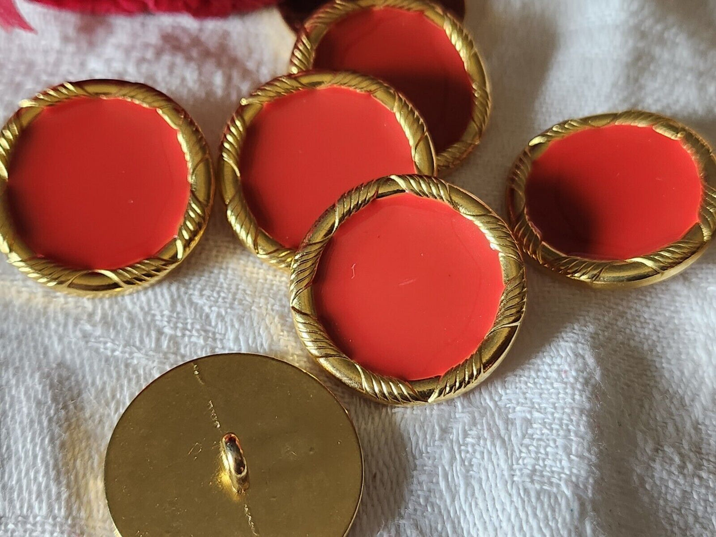 Lot 6 boutons vintage en métal doré rouge orangé  lourd pied  2,5 cm ref 3195