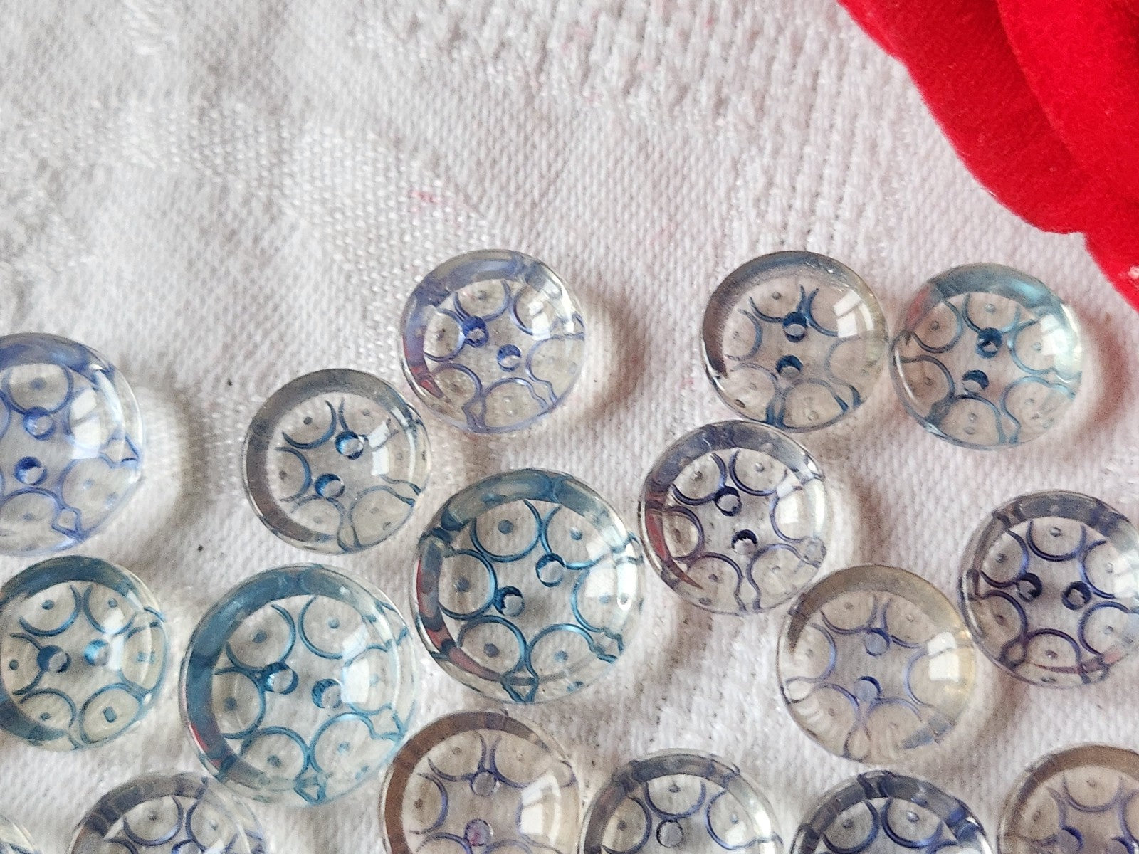 Lot 32 boutons anciens lucite tons bleu motif panaché 1,2 à 1,5 cm ref 2353