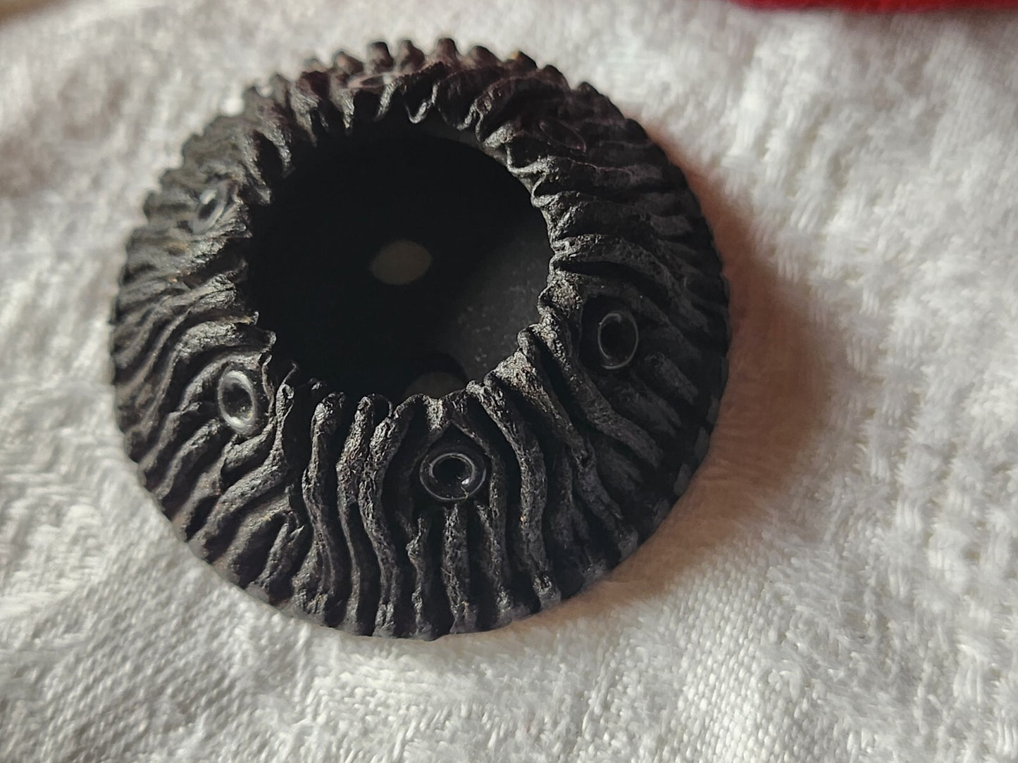Volumineux bouton ancien vintage en résine  perlé  3,8 cm  noir ref 1083