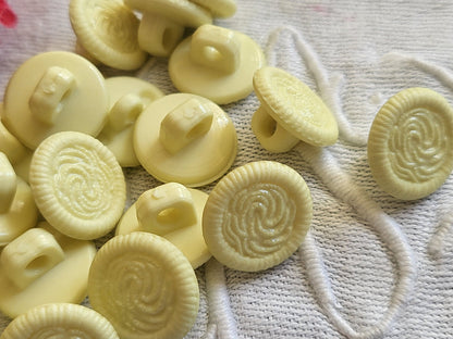 Lot 21 petits boutons jaune spirale à pied 1,3 cm ref 2152