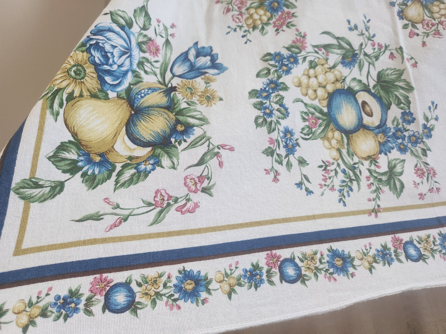 Nappe vintage motif fleur bleu 162 cm sur 134 cm coton rectangle B5