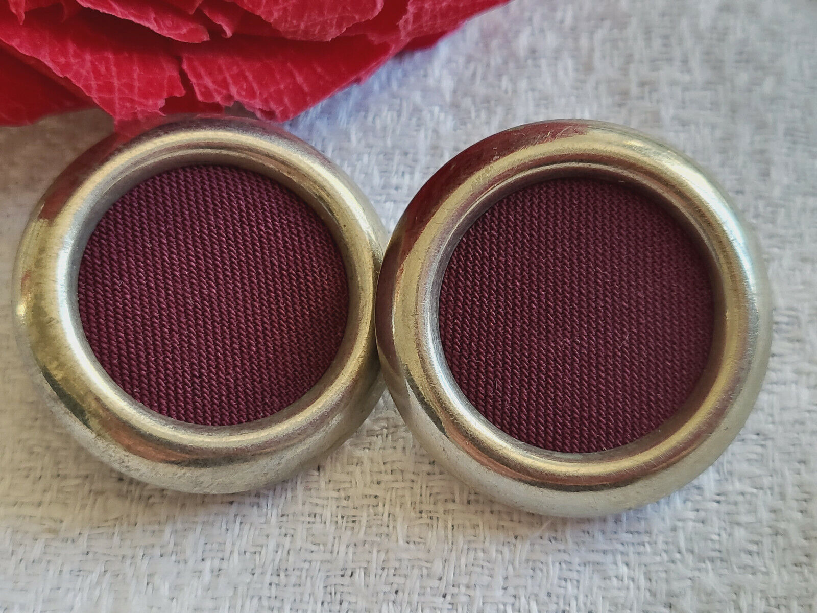 Duo boutons anciens en métal et tissu rouge Paris pied 2,2 cm D11E