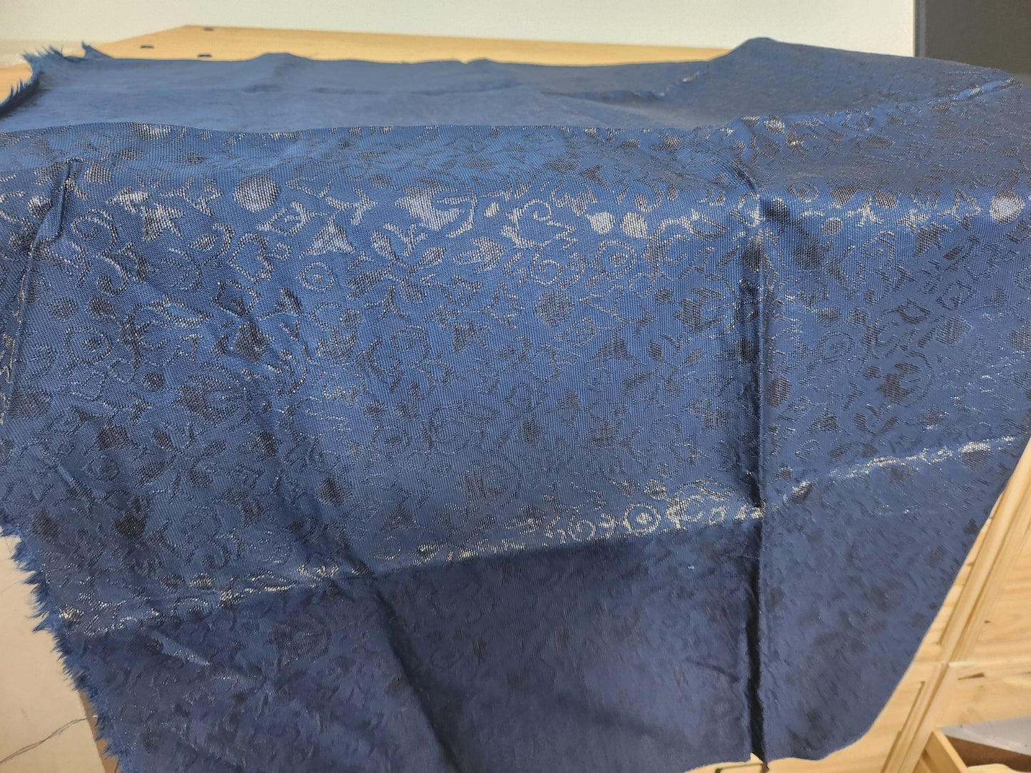 Ancien coupon de tissu bleu foncé 91 cm sur une hauteur de 66 cm B4