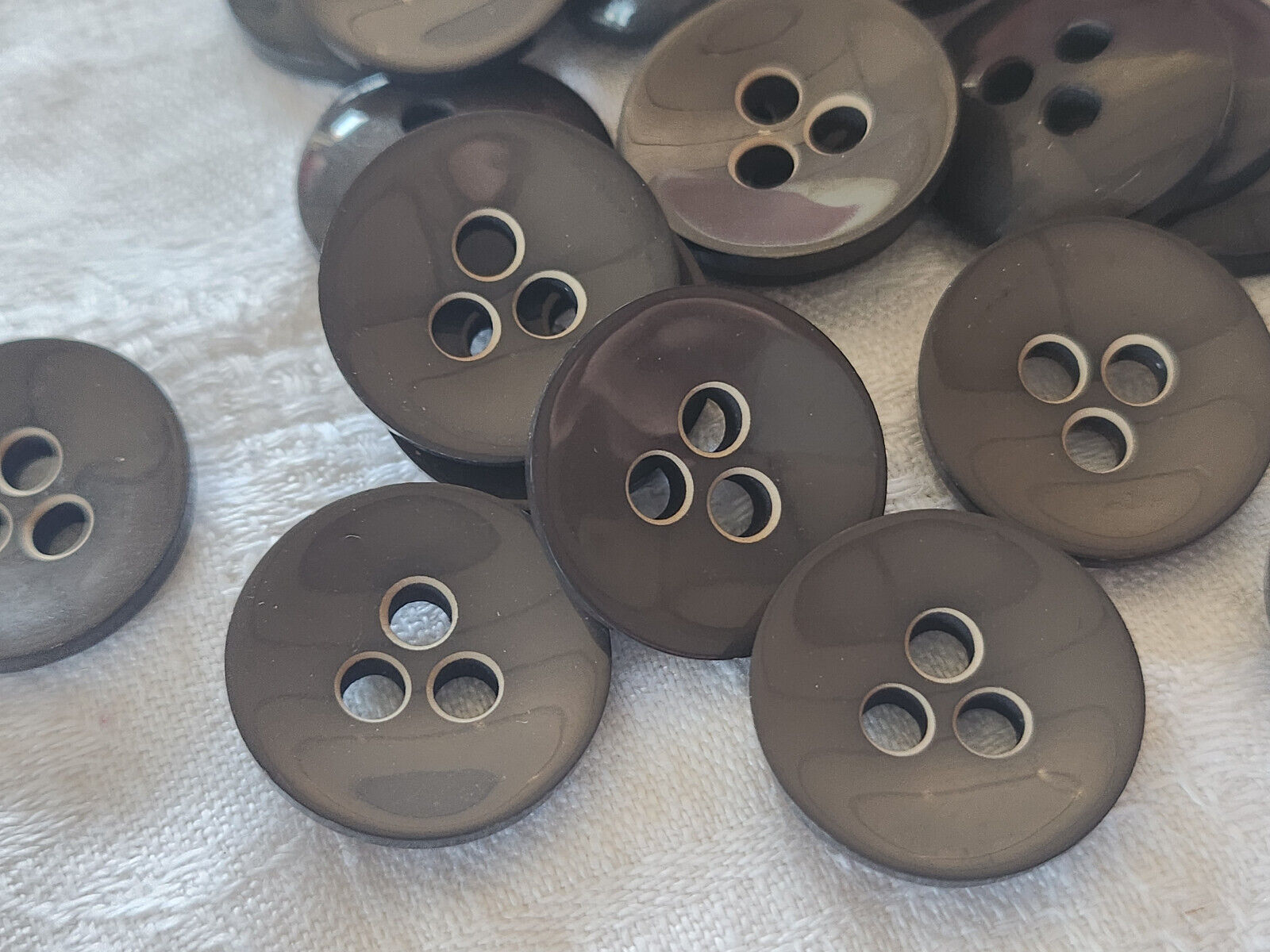 Lot 8 boutons vintage incurvé gris a trois trous 2,2 cm ref 0069