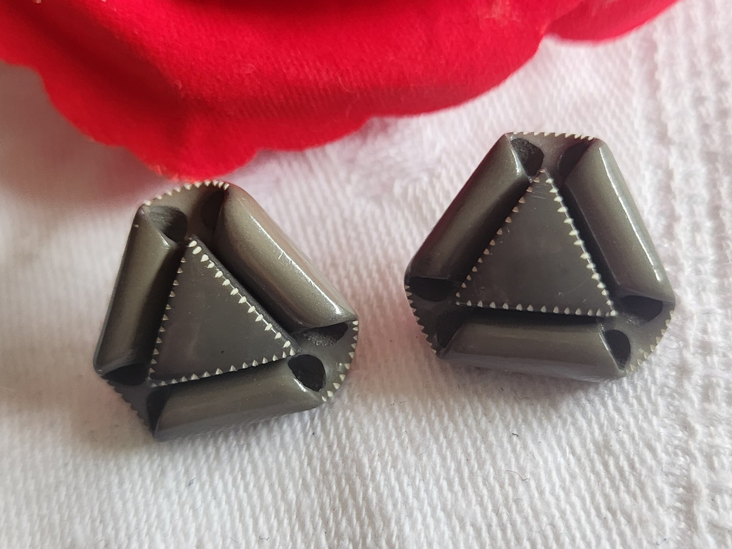 Collection duo boutons anciens gris volume triangle pied laiton 1,8 cm D5J