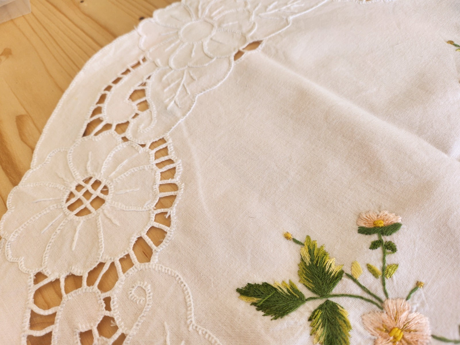 Grand napperon ancien ovale centre de table broderie 49,5 sur 88 cm B7