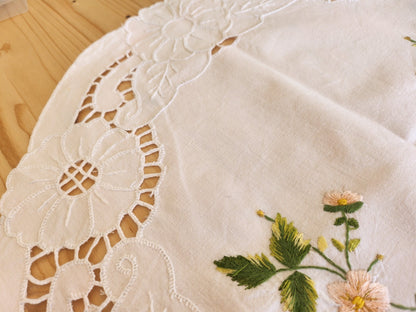 Grand napperon ancien ovale centre de table broderie 49,5 sur 88 cm B7