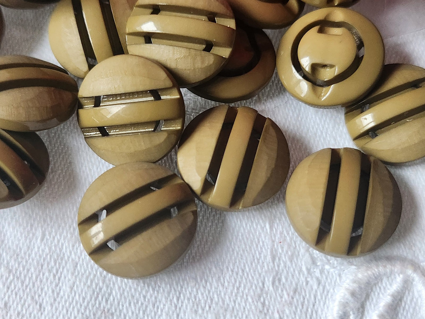 Lot 10 boutons vintage marron ajouré pied 1,7 cm ref 1120