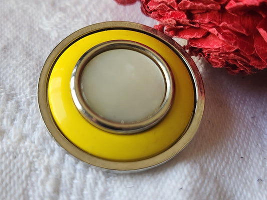 Gros bouton ancien en metal jaune coeur en nacre 2,4 cm ref 5392