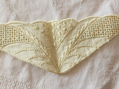 Incrustation application ancienne jaune 22 cm sur 4,8 cm dentelle T2-14