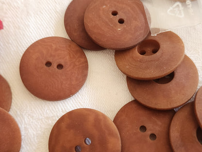 Lot 12 boutons en corozo marron mat  couture mercerie  2,2 cm ref 829