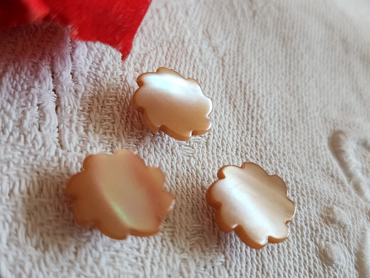 Collection Trio boutons vintage en nacre  pied 1,2 cm marron orangé spirale G16A