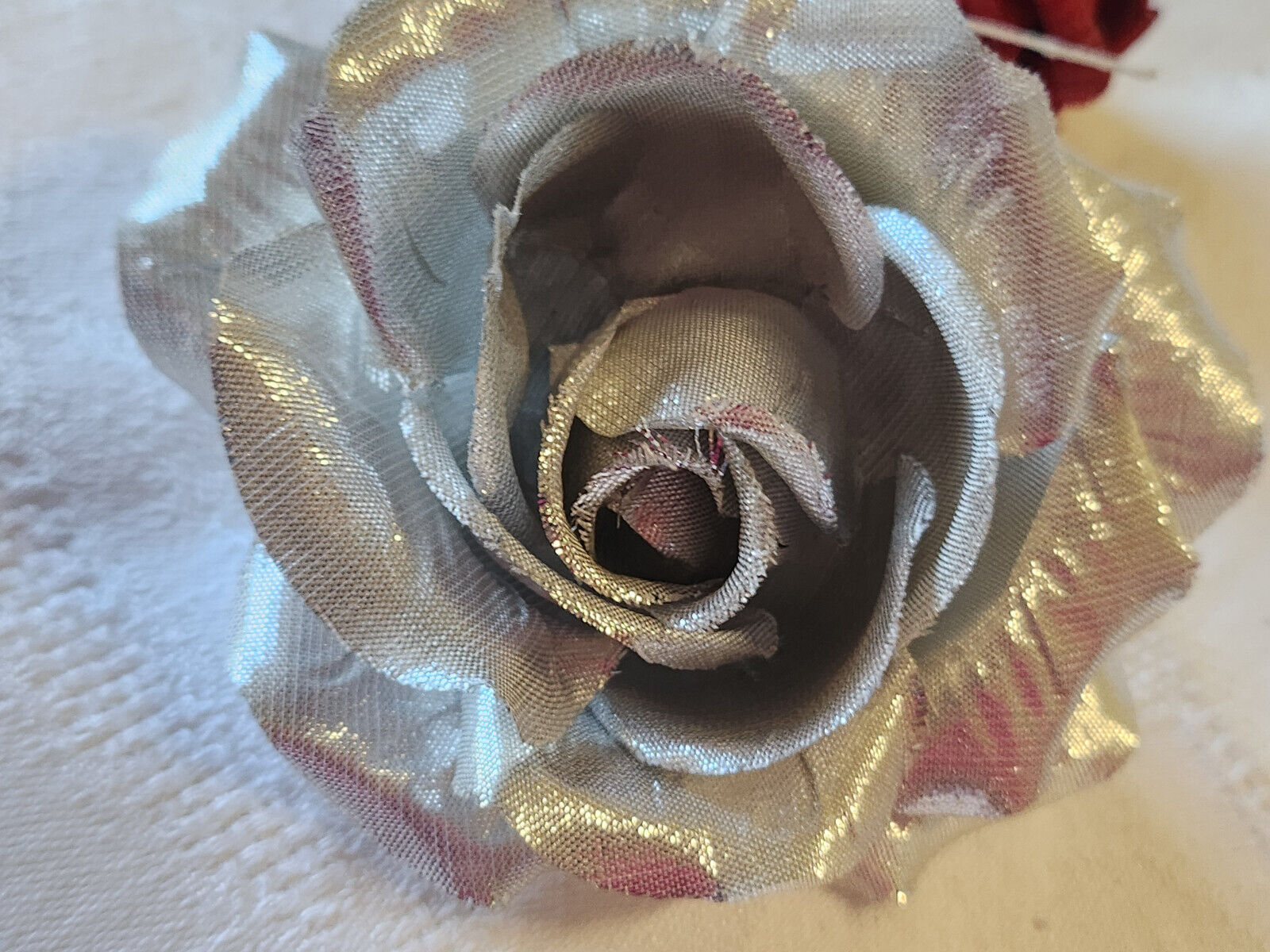 Fleur ancienne tissu argenté montée en broche modiste vintage  9 cm T0-46