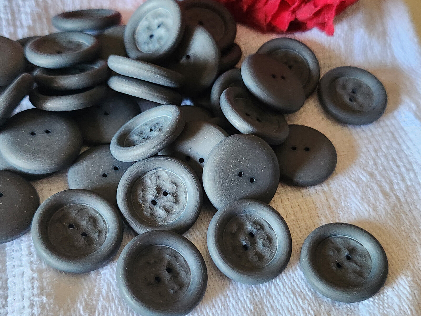 Lot 17  boutons vintage texturé mat  gris trous 1,7 cm ref 5835