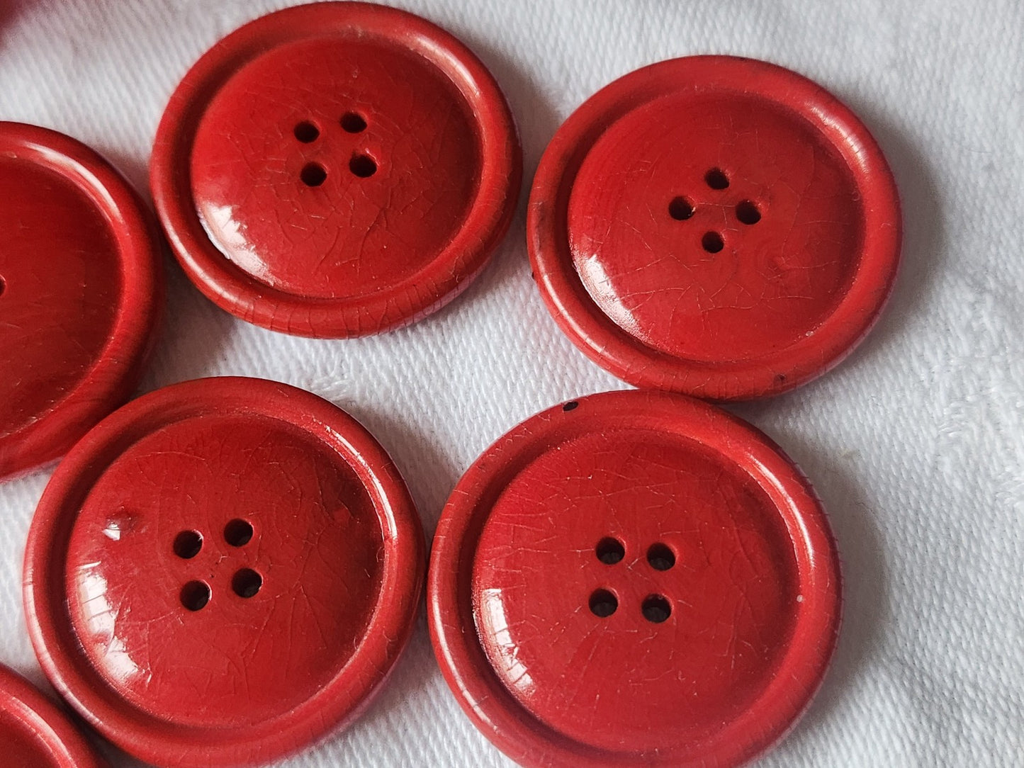 Lot 11 gros boutons anciens en bois rouge à trous vernis 2,6 cm ref 1893