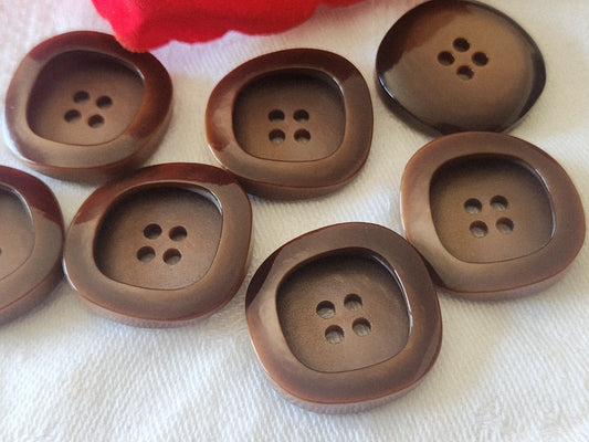 Lot 7 jolis boutons vintage marron travaillé bord 2,4 cm ref 6126