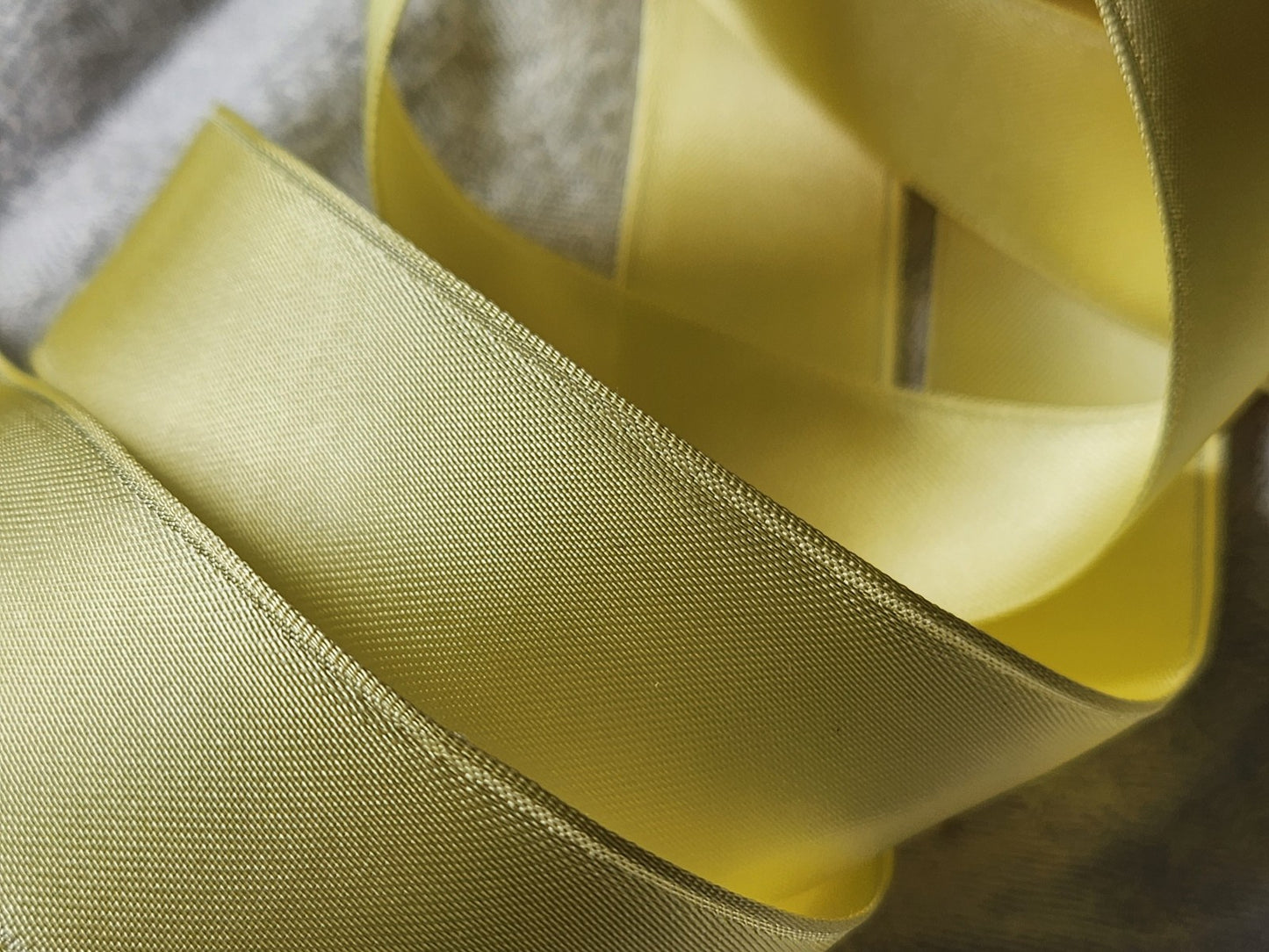 Ruban ancien rayonne vintage jaune 3 mètres sur 2,5 cm  B5 n°9