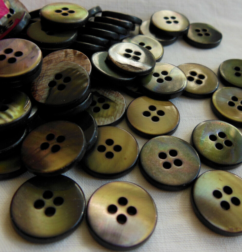 Lot 12 boutons anciens en nacre  vert vintage 1,2 cm ref 3438