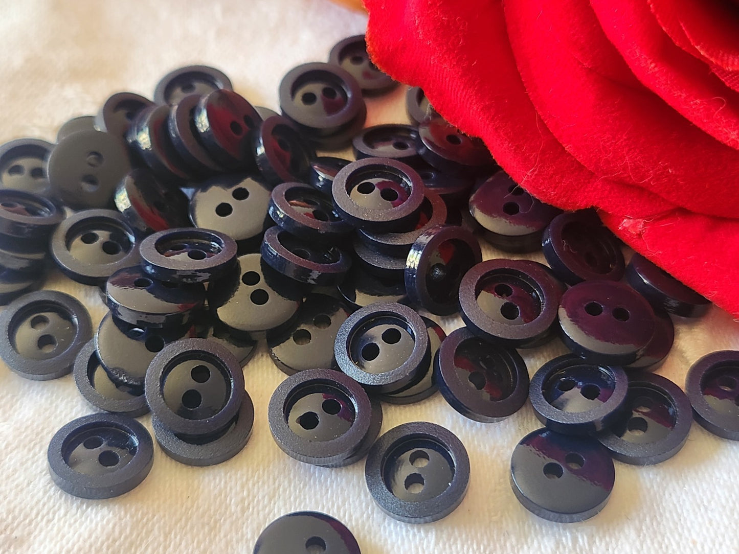 Lot 35 mini boutons vintage bleu foncé  à trous 1 cm ref 6107