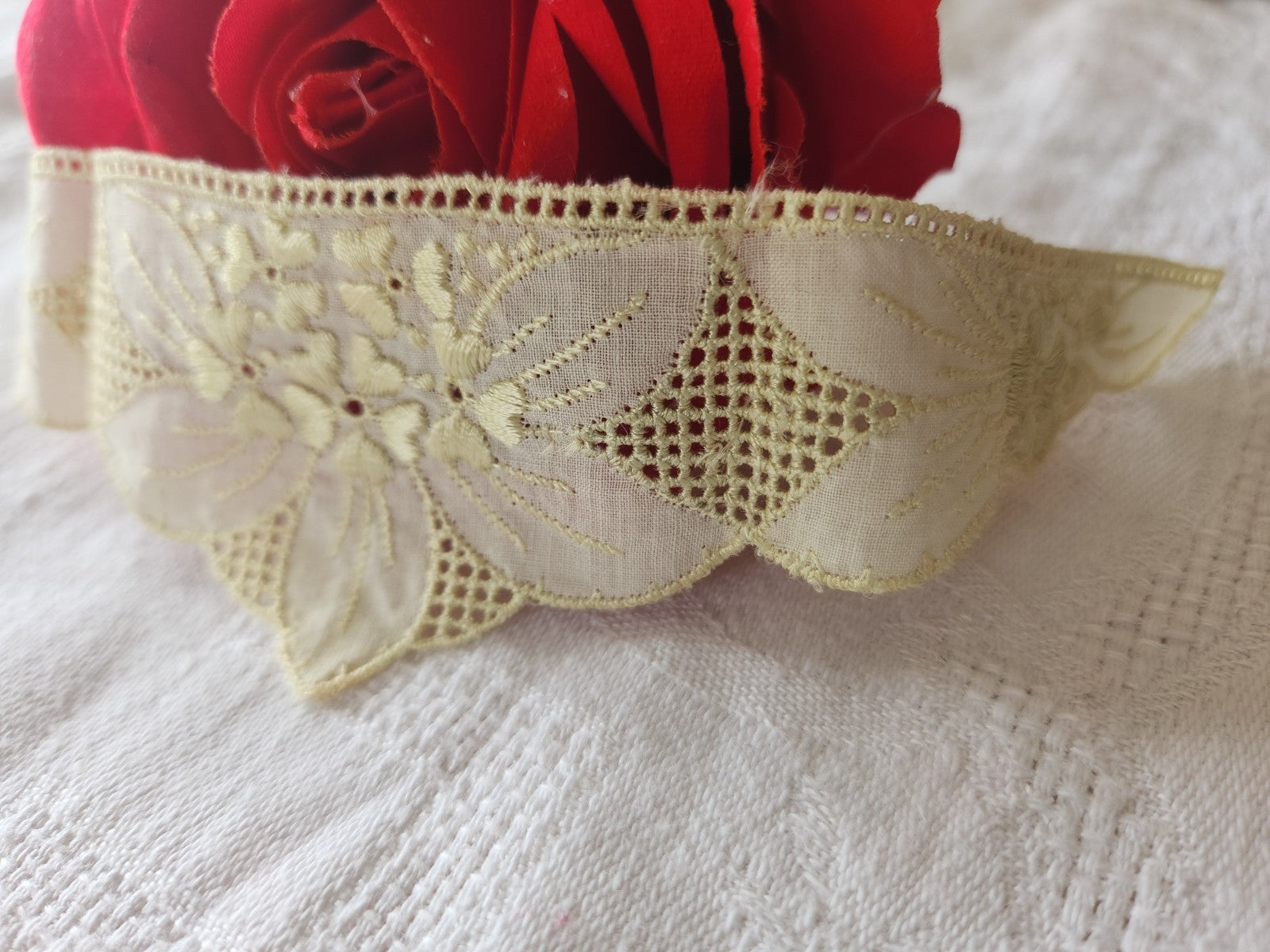 Incrustation application ancienne jaune pale 29,5 cm sur 4,7 cm dentelle  T7